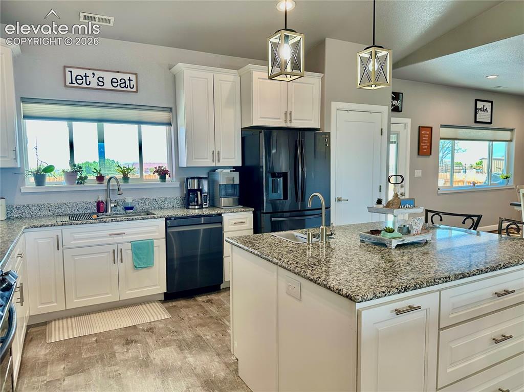 Image 15 of 50: Kitchen