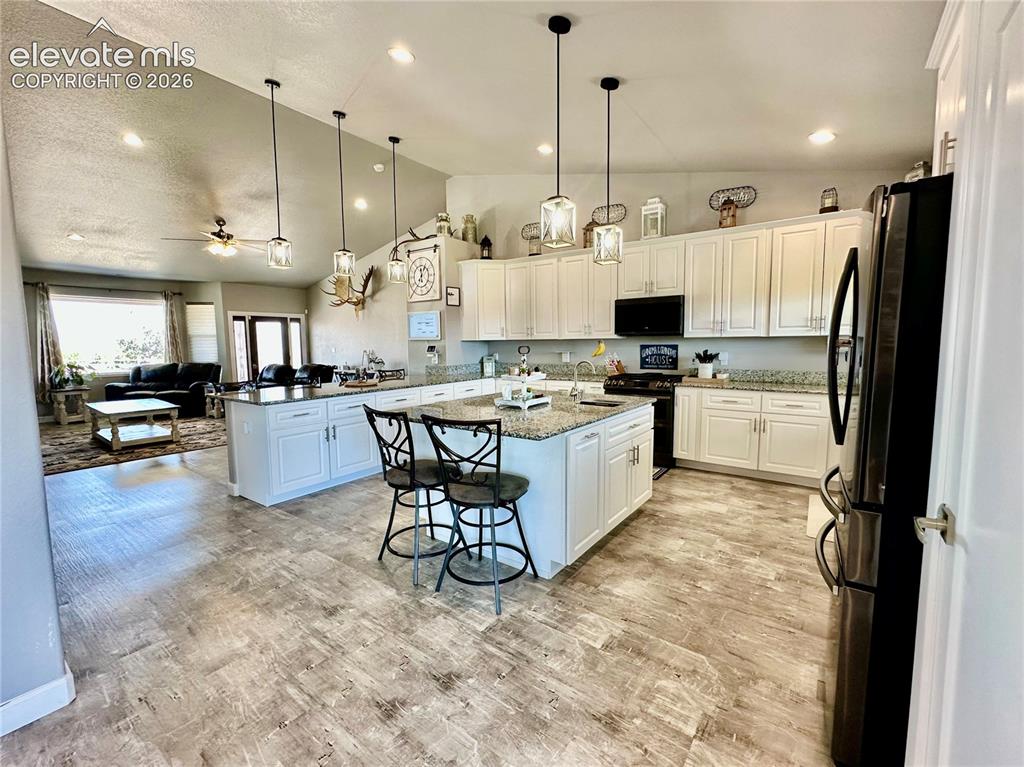 Image 16 of 50: Kitchen