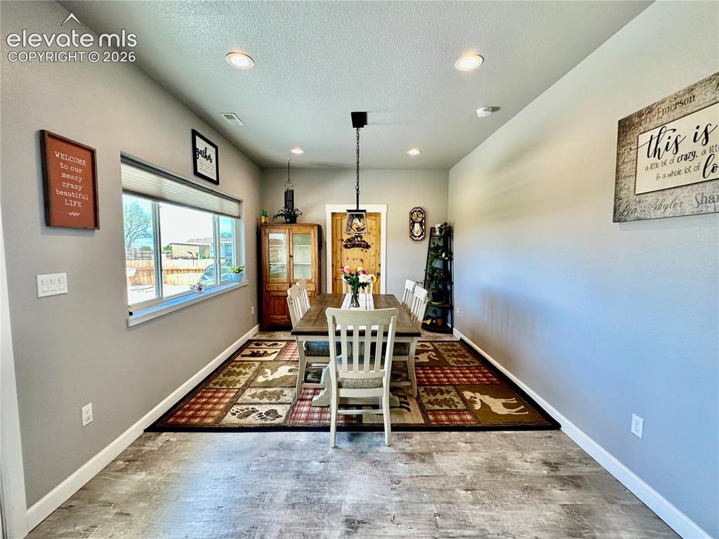Image 18 of 50: Dining Area