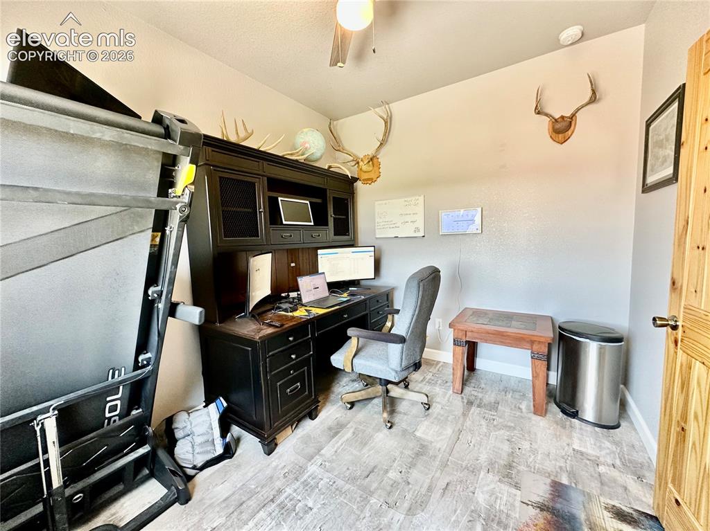 Image 19 of 50: Office