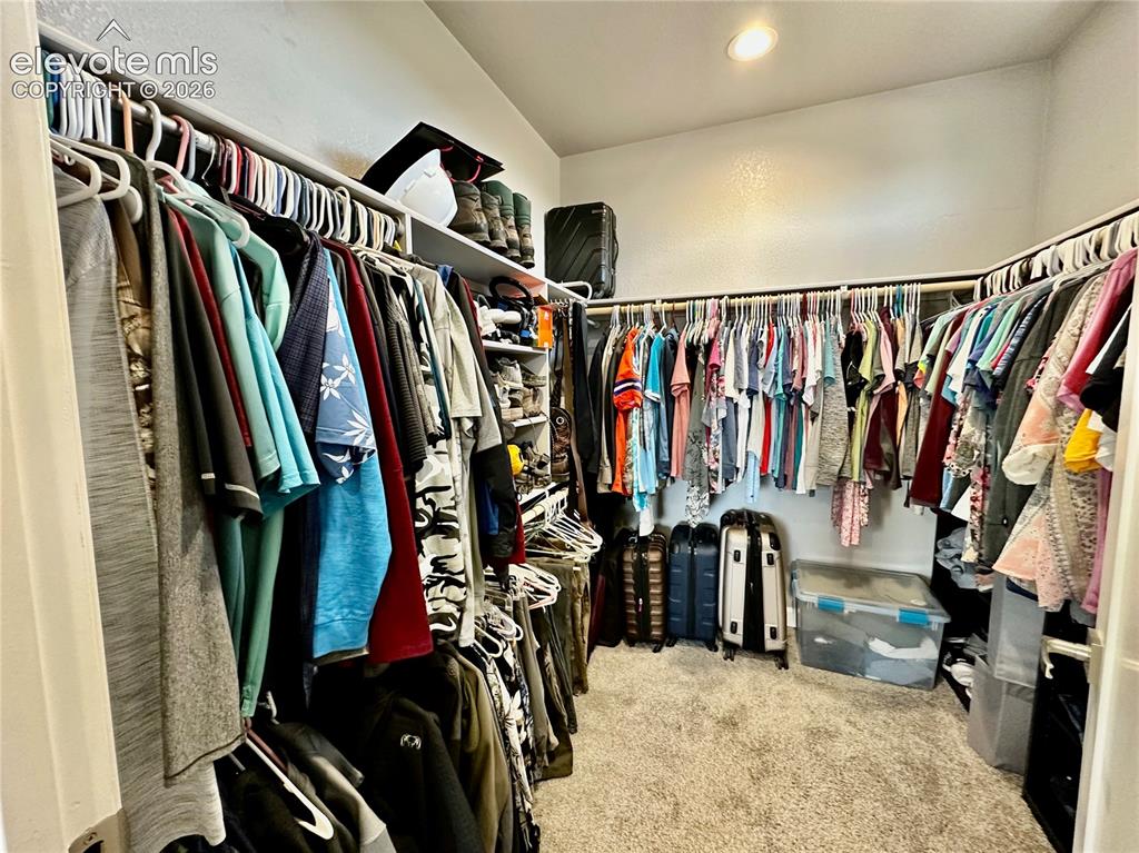 Image 23 of 50: Closet