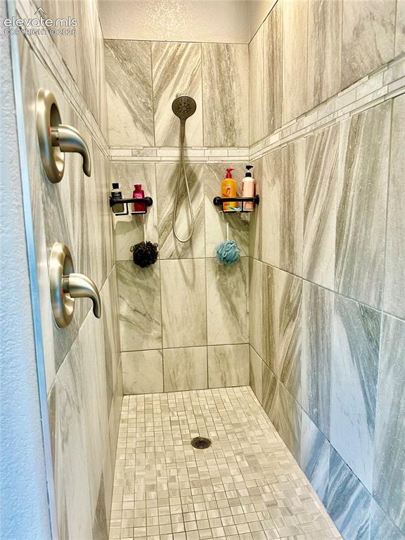 Image 26 of 50: Bathroom
