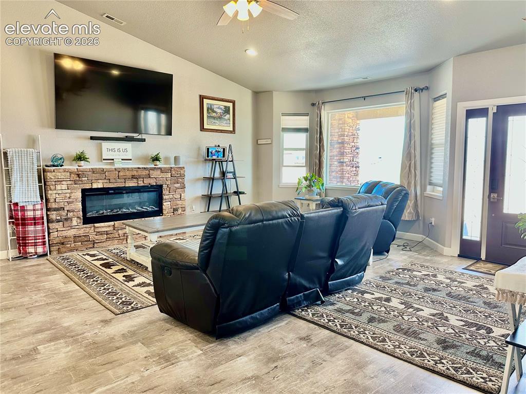 Image 9 of 50: Living Room
