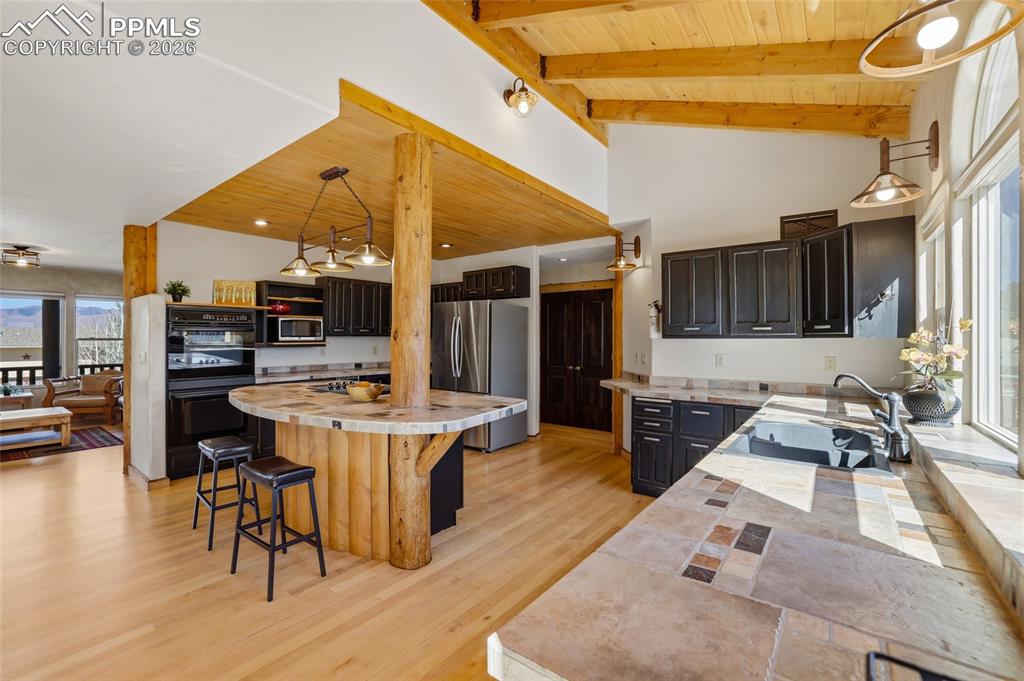 Image 14 of 39: Kitchen