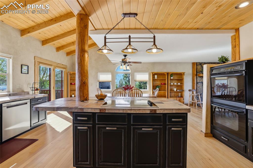 Image 15 of 39: Kitchen