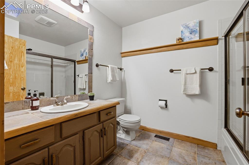 Image 27 of 39: Hallway full bath on main level