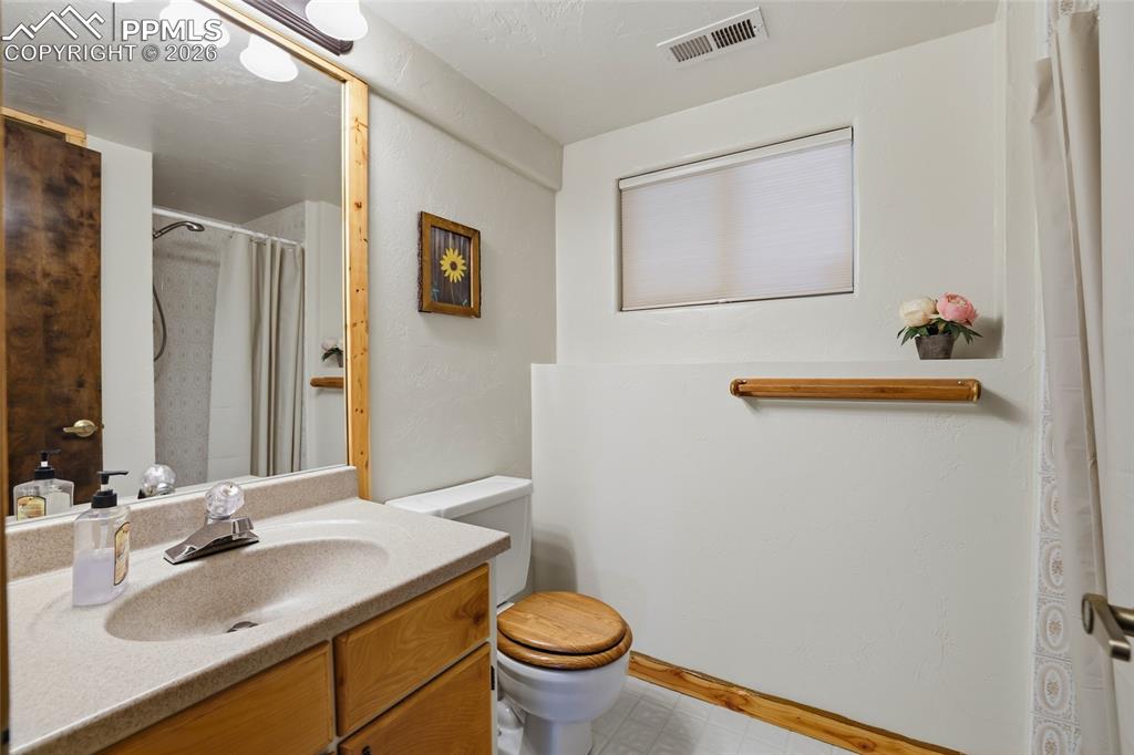 Image 32 of 39: Bathroom