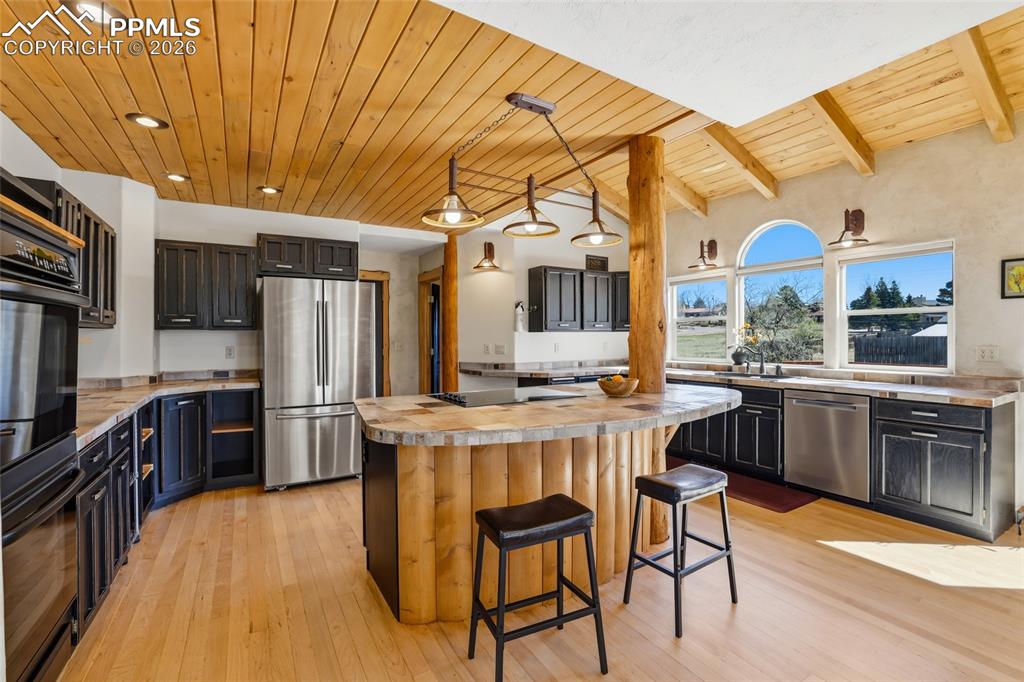 Image 5 of 39: Kitchen