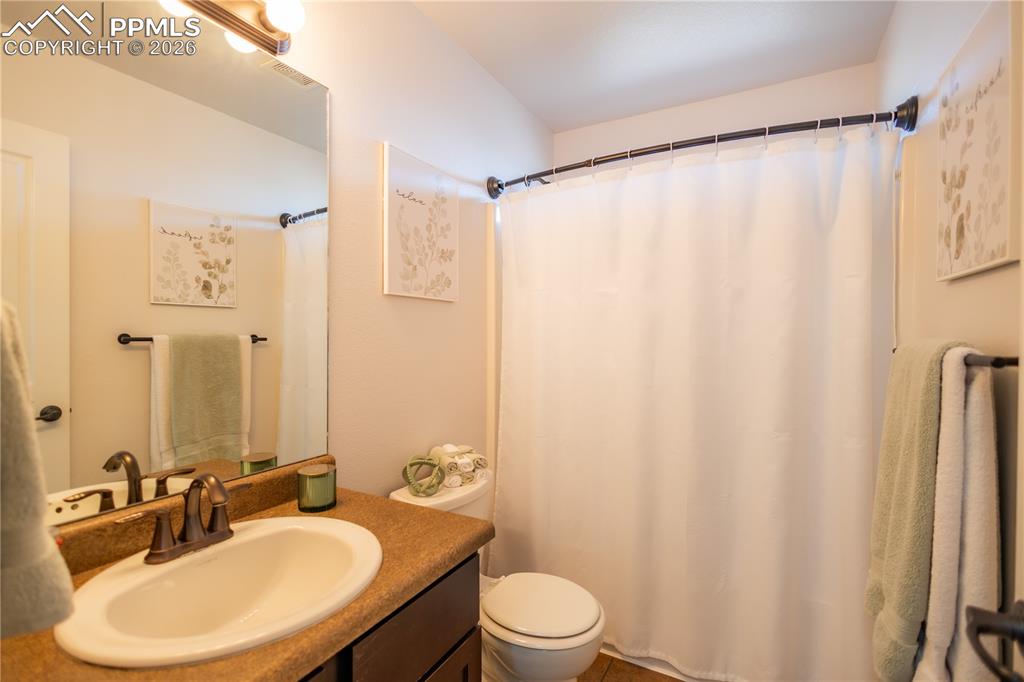 Image 22 of 34: Bathroom