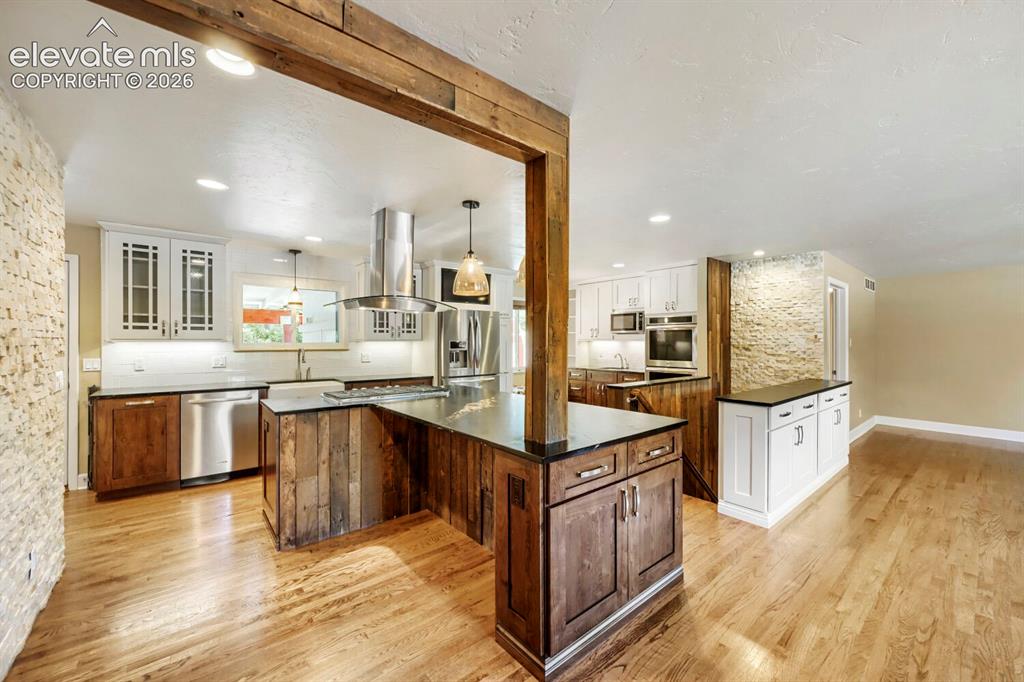 Image 10 of 41: Kitchen with breakfast bar!