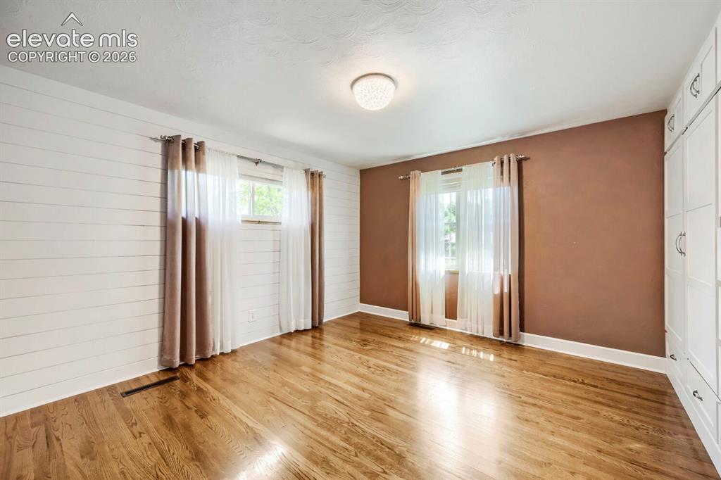Image 21 of 41: Light and bright with harddwoods, king sized space and custom wardrobe with