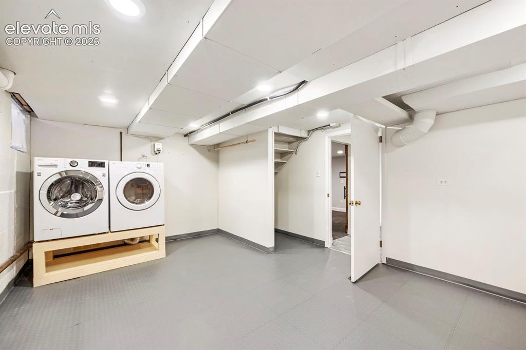 Image 29 of 41: Large with built-in storage, washer/dryer, lifts, industrial flooring!