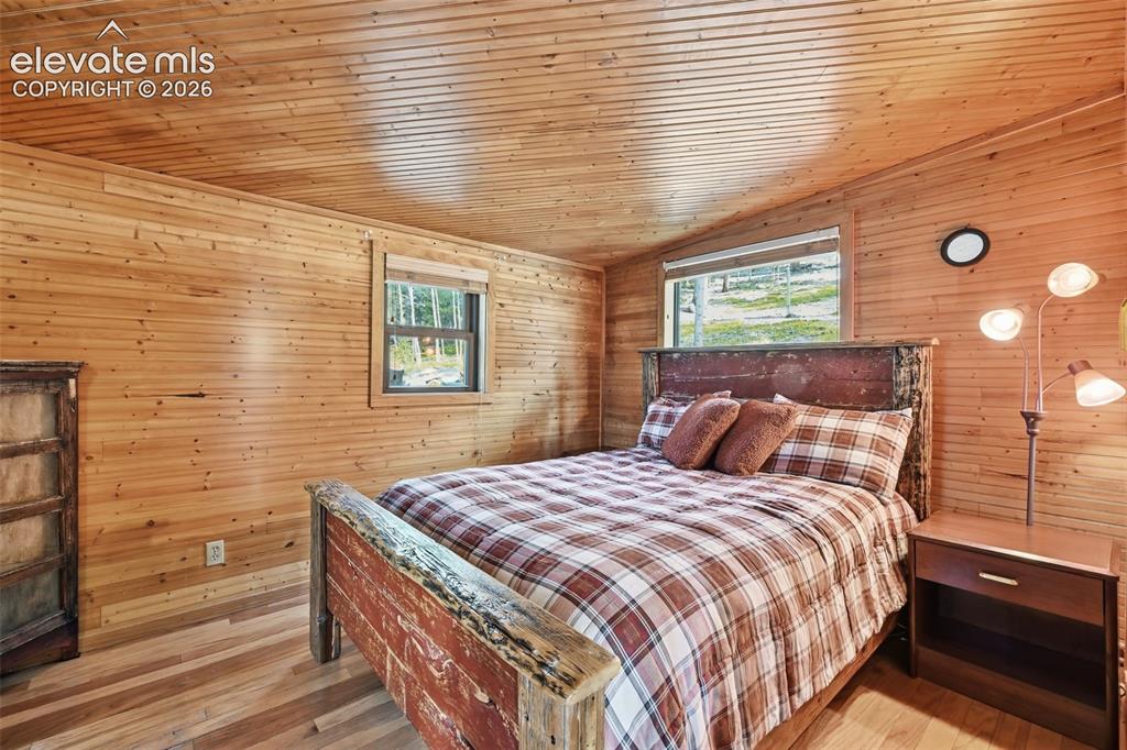 Image 10 of 22: Bedroom
