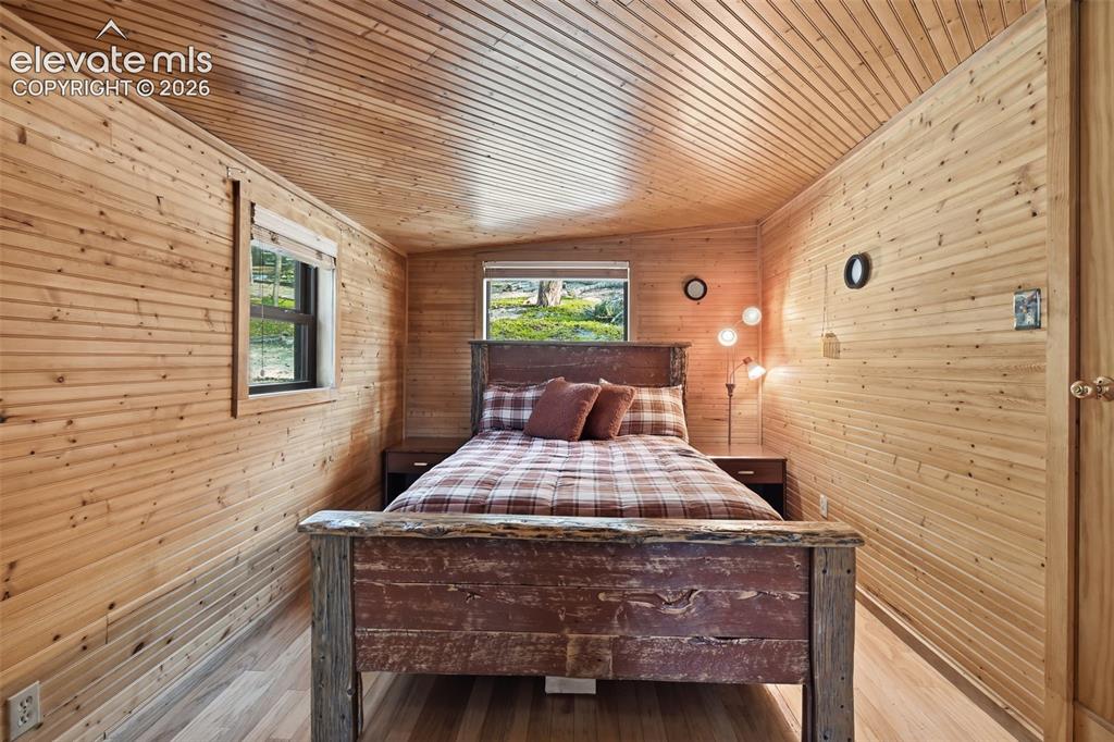 Image 11 of 22: Bedroom