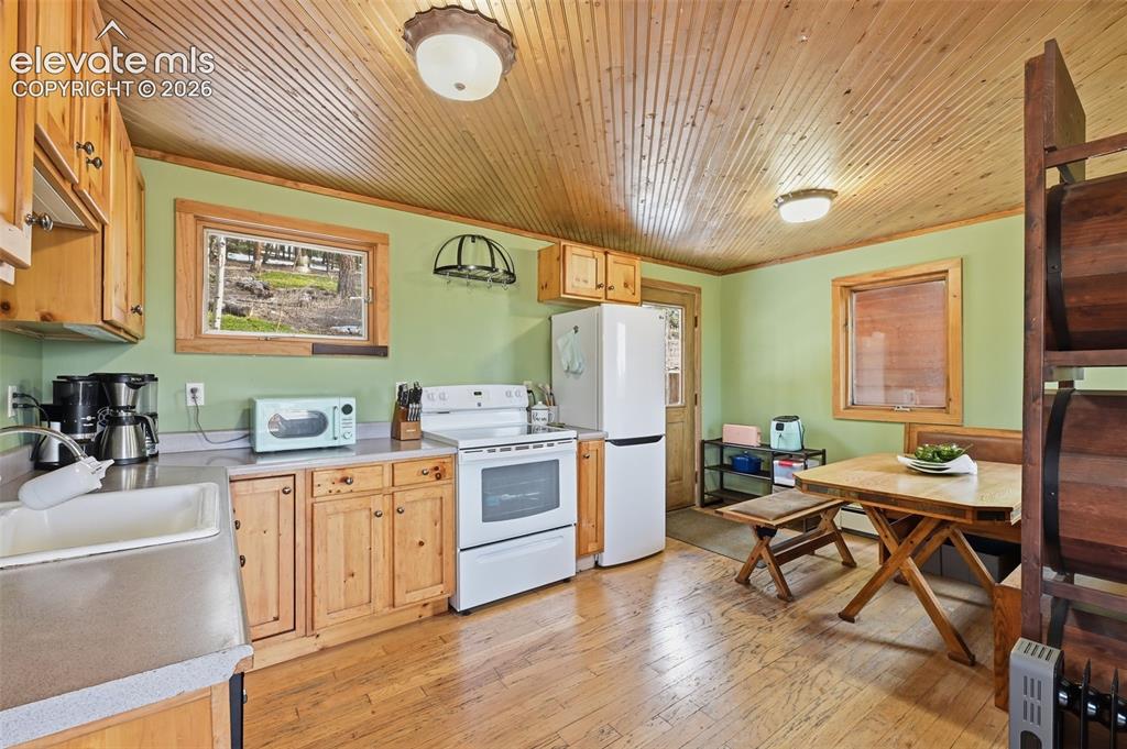 Image 5 of 22: Kitchen