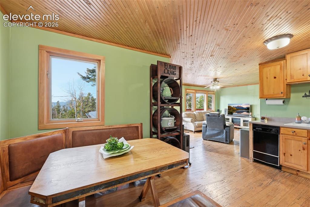 Image 7 of 22: Dining Area