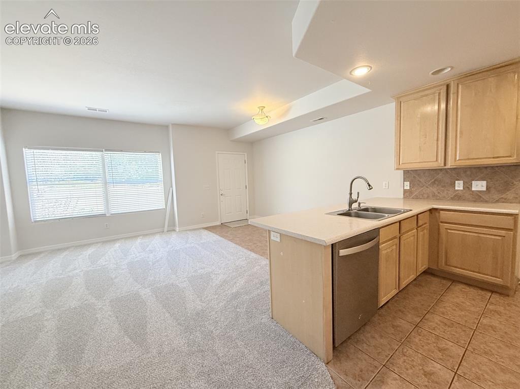Image 11 of 32: Kitchen
