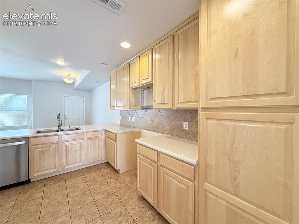 Image 12 of 32: Kitchen
