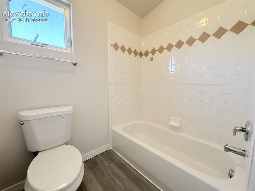 Image 18 of 32: Bathroom
