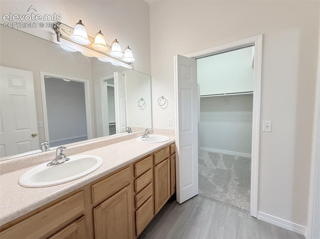 Image 19 of 32: Bathroom