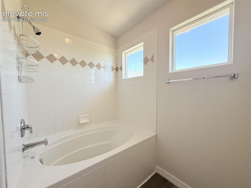 Image 25 of 32: Bathroom