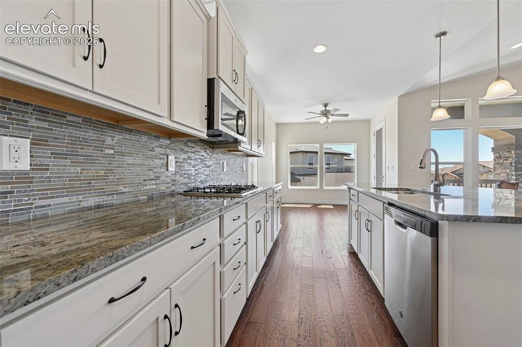 Image 14 of 50: Kitchen