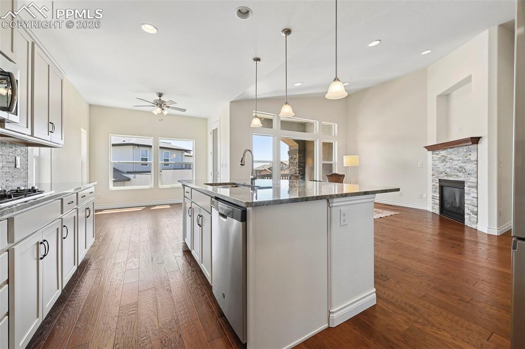 Image 15 of 48: Kitchen