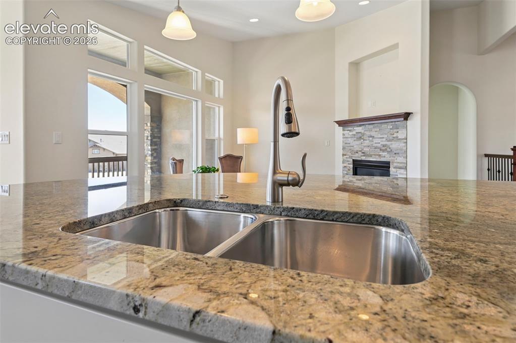 Image 15 of 50: Kitchen