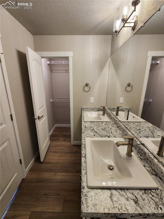 Image 19 of 19: Bathroom