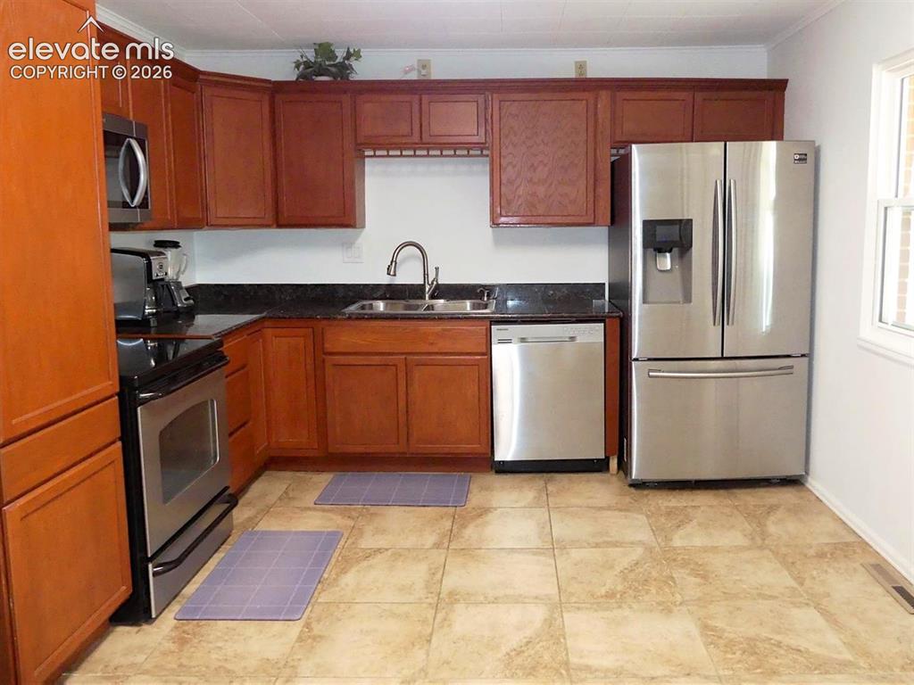 Image 10 of 39: Kitchen