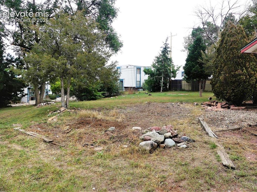 Image 8 of 39: Yard