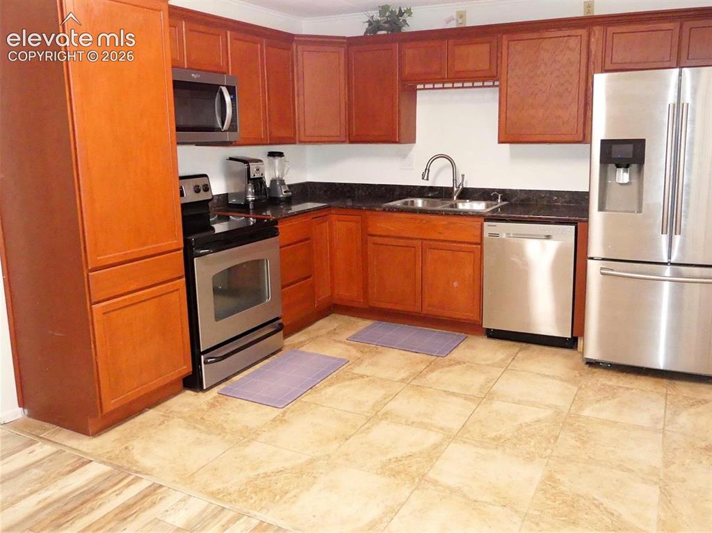 Image 9 of 39: Kitchen