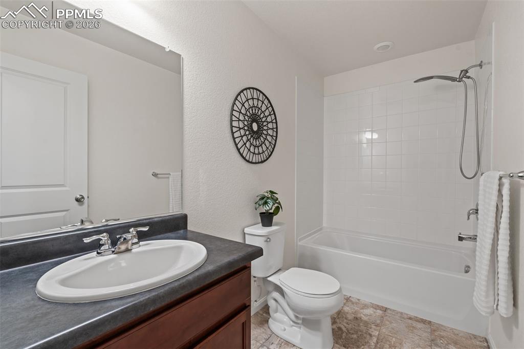 Image 24 of 31: Bathroom