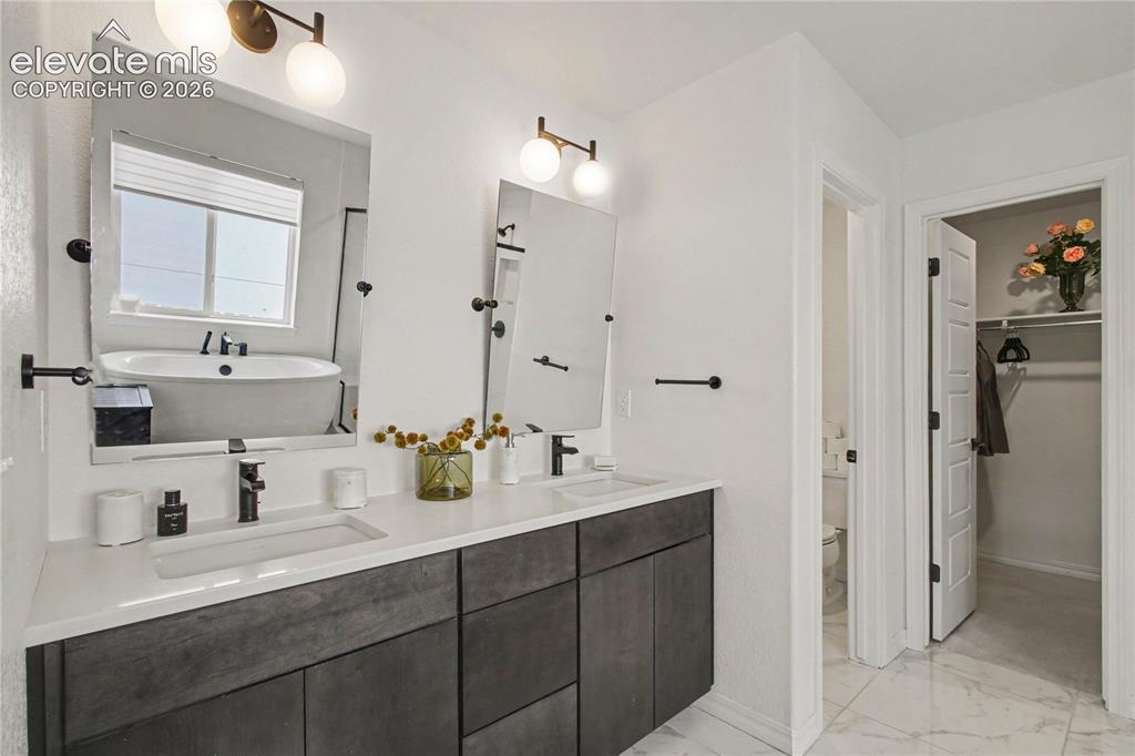Image 16 of 38: Primary 5-Piece Bath
