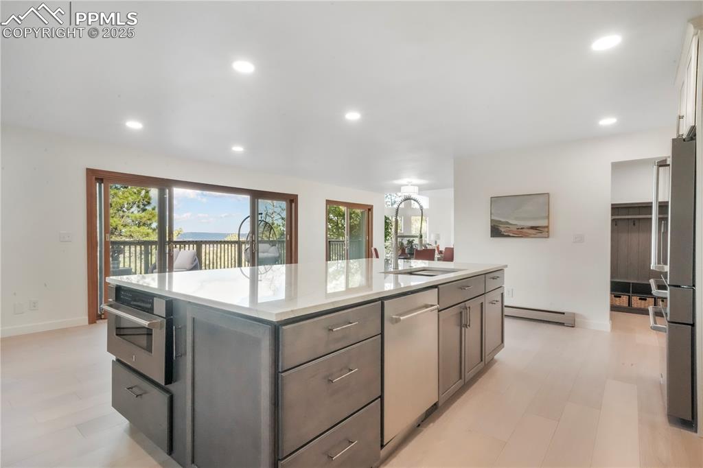 Image 14 of 50: Kitchen