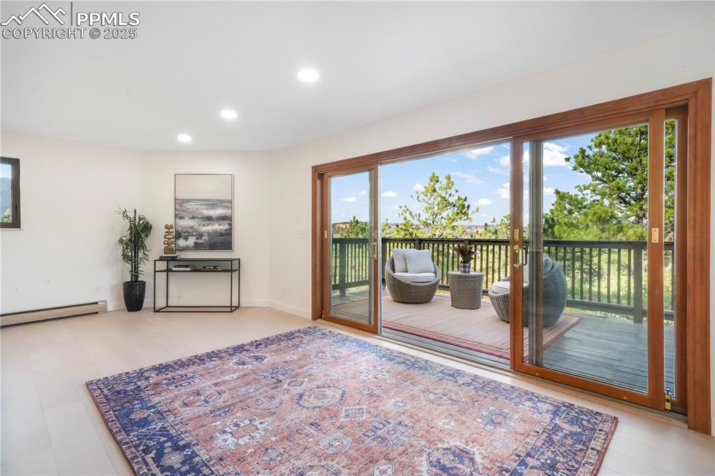 Image 16 of 50: Dining Area