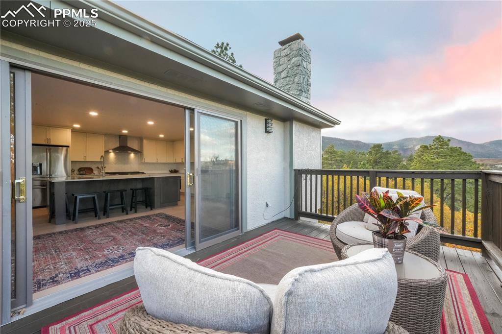 Image 17 of 50: Deck