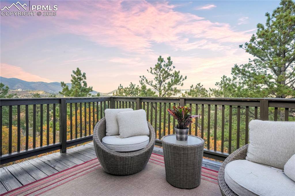 Image 19 of 50: Deck