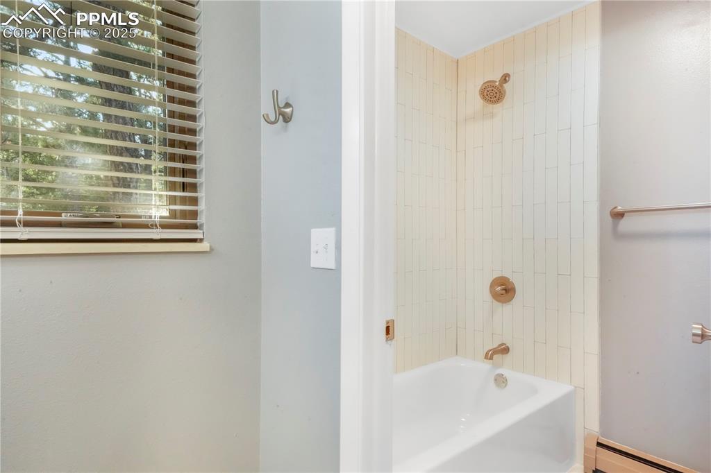 Image 31 of 50: Bathroom