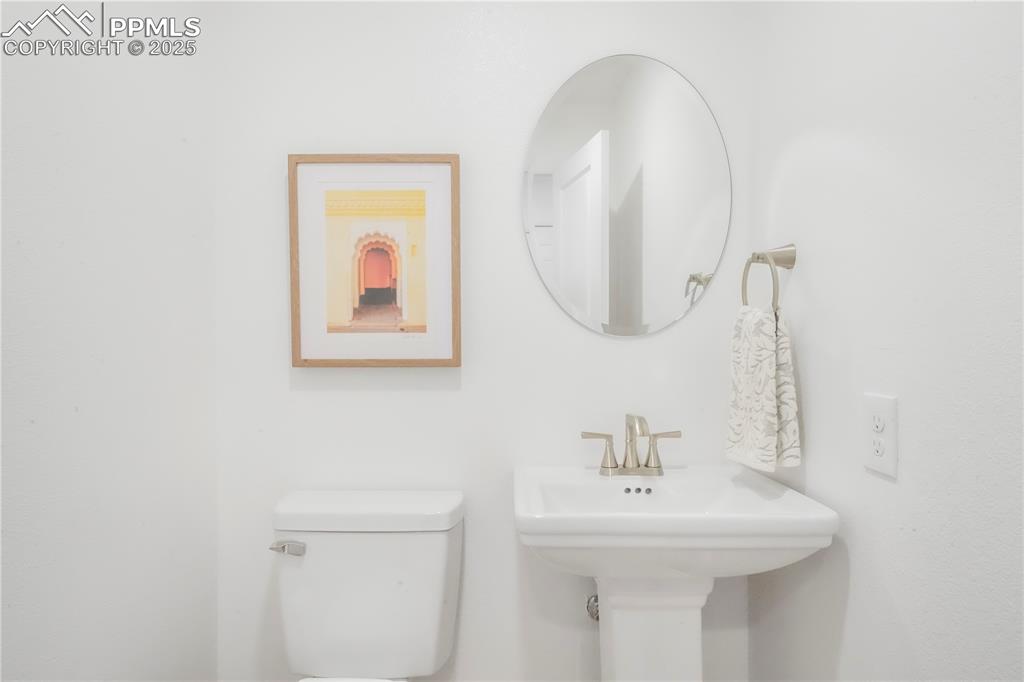 Image 33 of 50: Bathroom