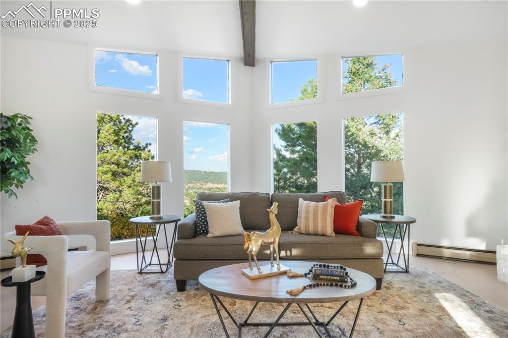 Image 7 of 50: Living Room