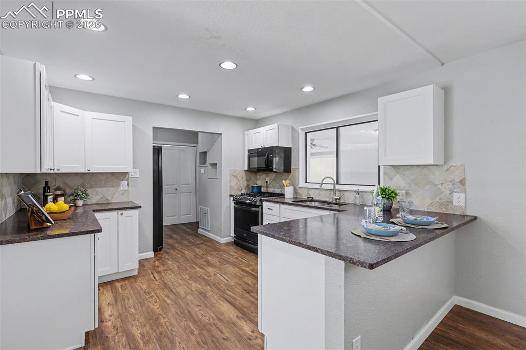 Image 11 of 36: Kitchen