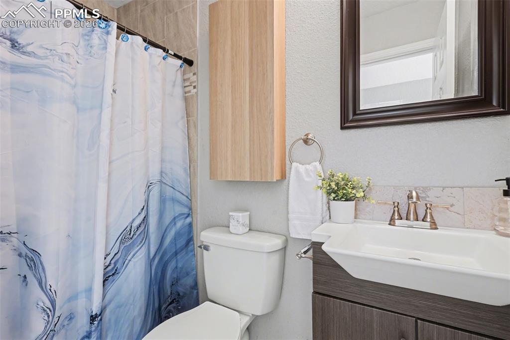 Image 17 of 36: Bathroom