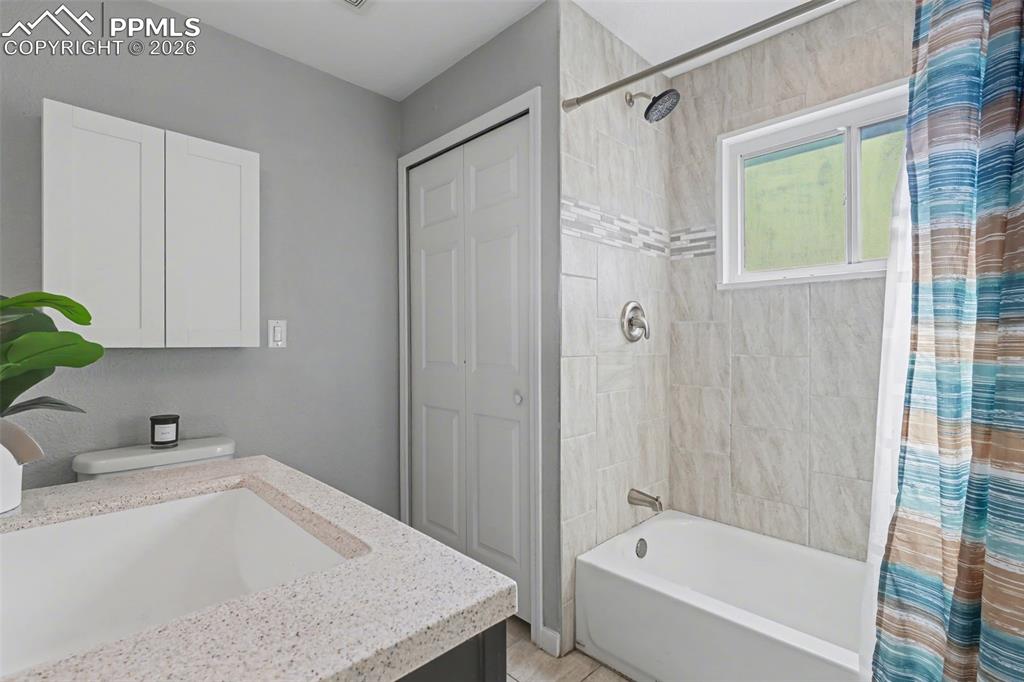 Image 24 of 36: Bathroom