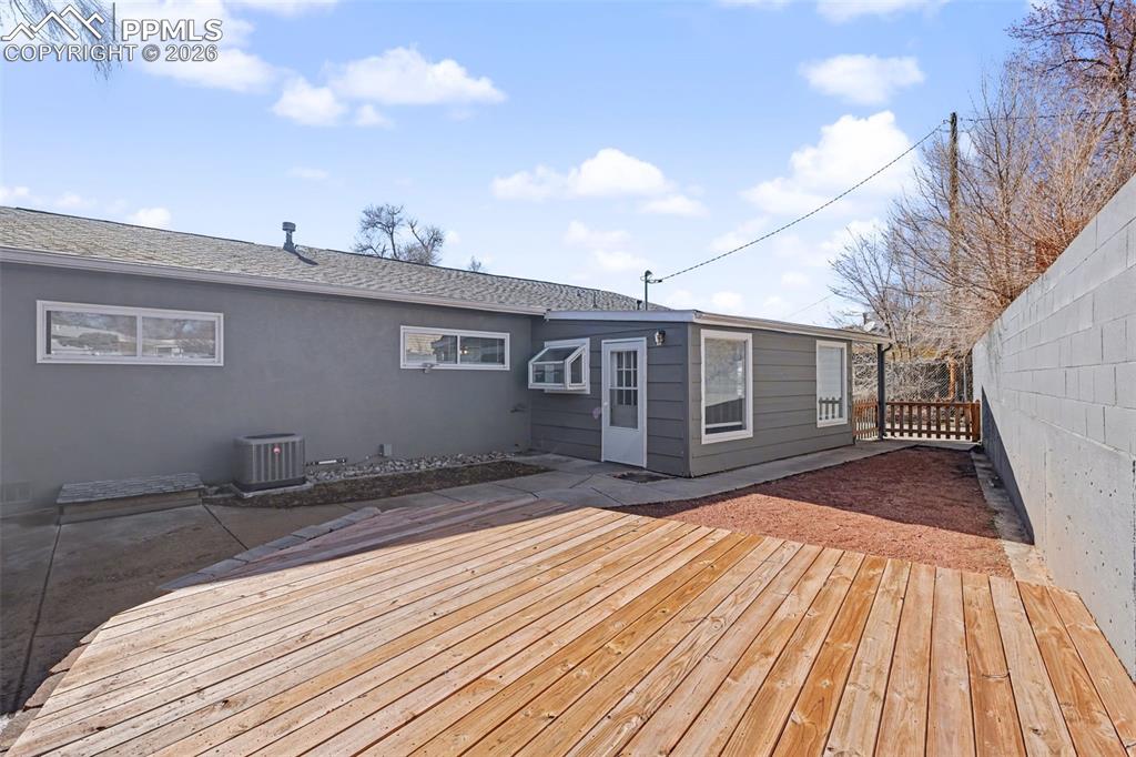 Image 29 of 36: Deck