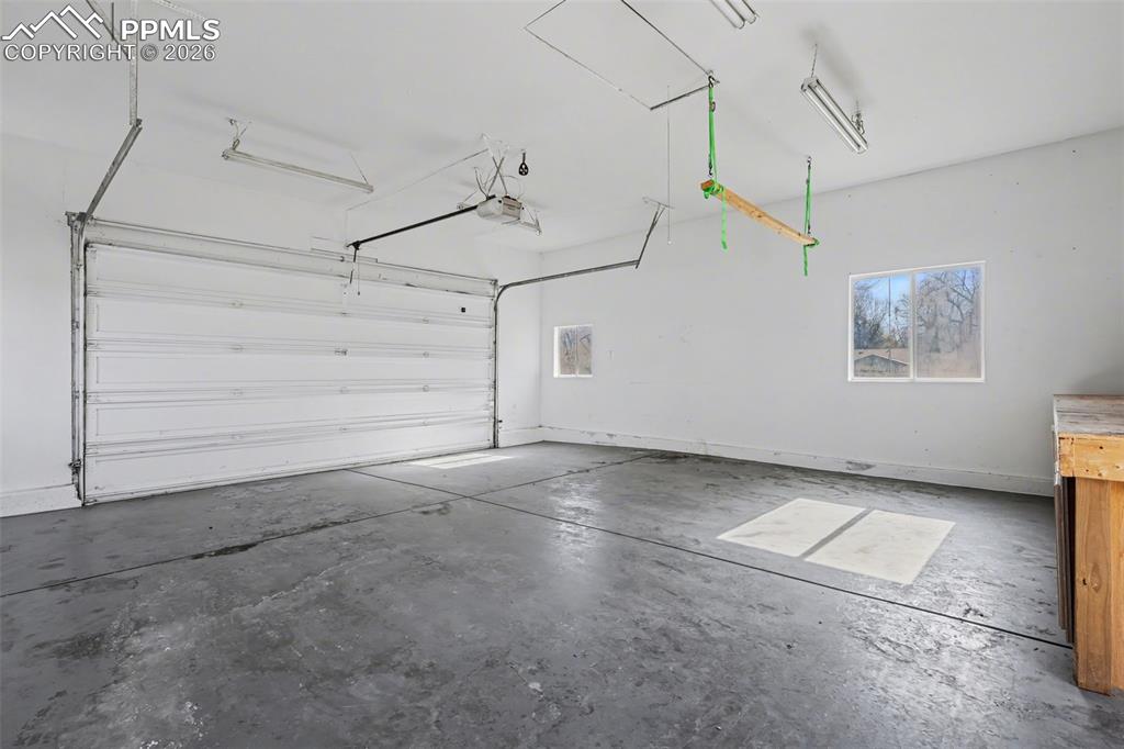 Image 35 of 36: Garage