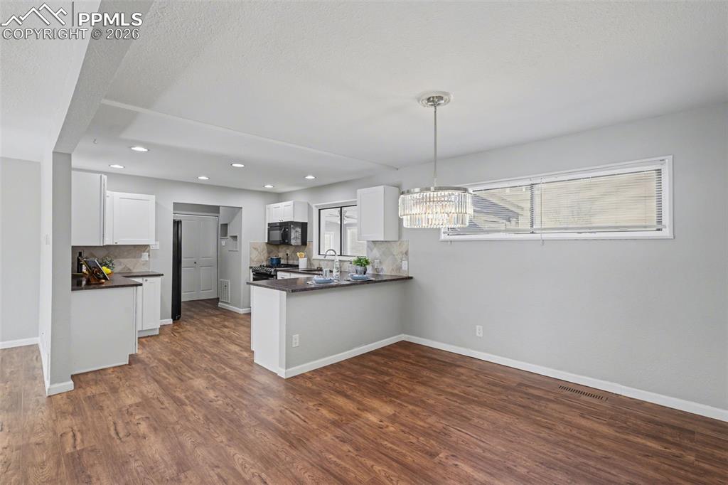 Image 7 of 36: Kitchen