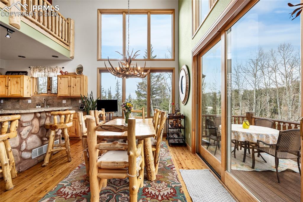 Image 10 of 50: Dining Area