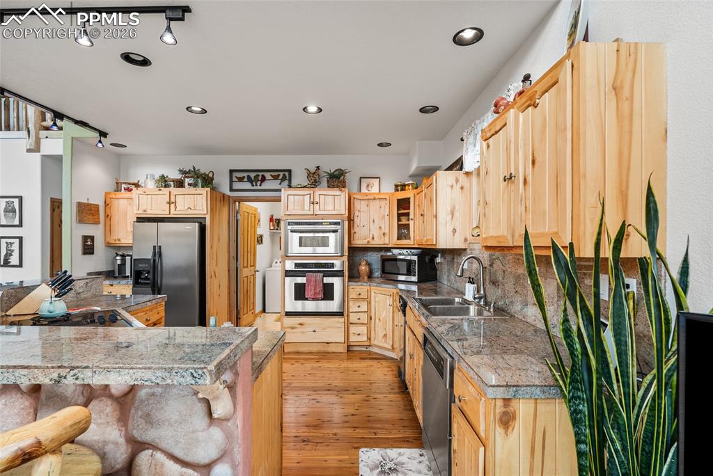 Image 12 of 50: Kitchen