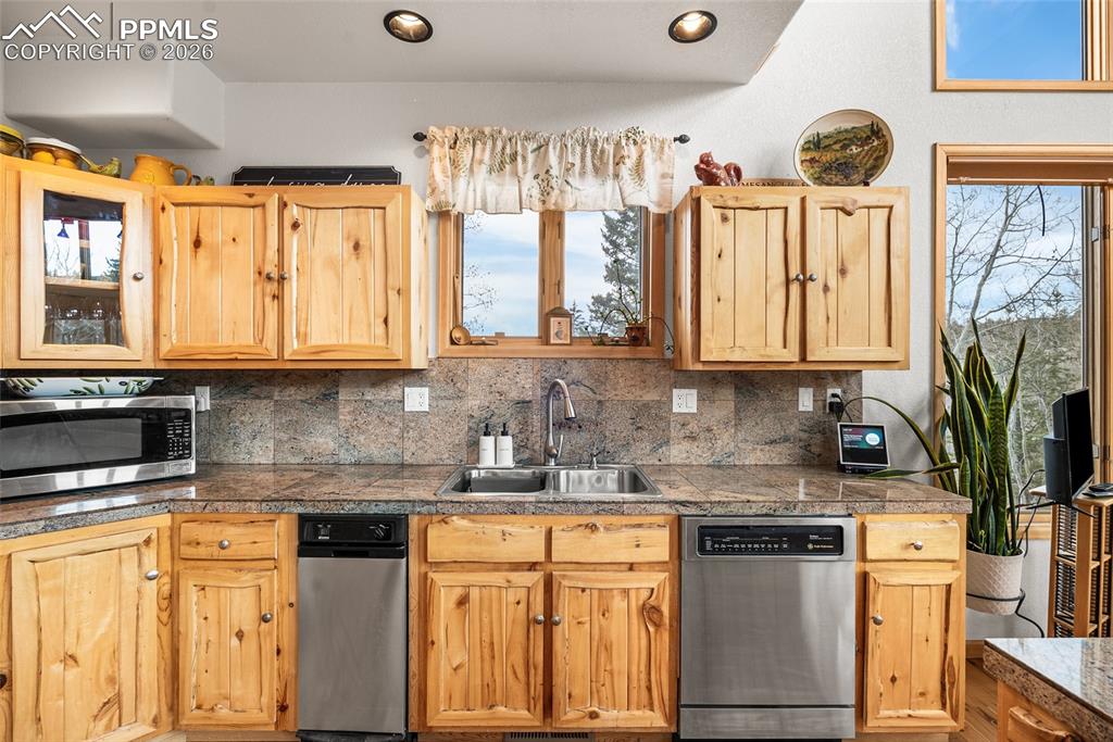 Image 13 of 50: Kitchen